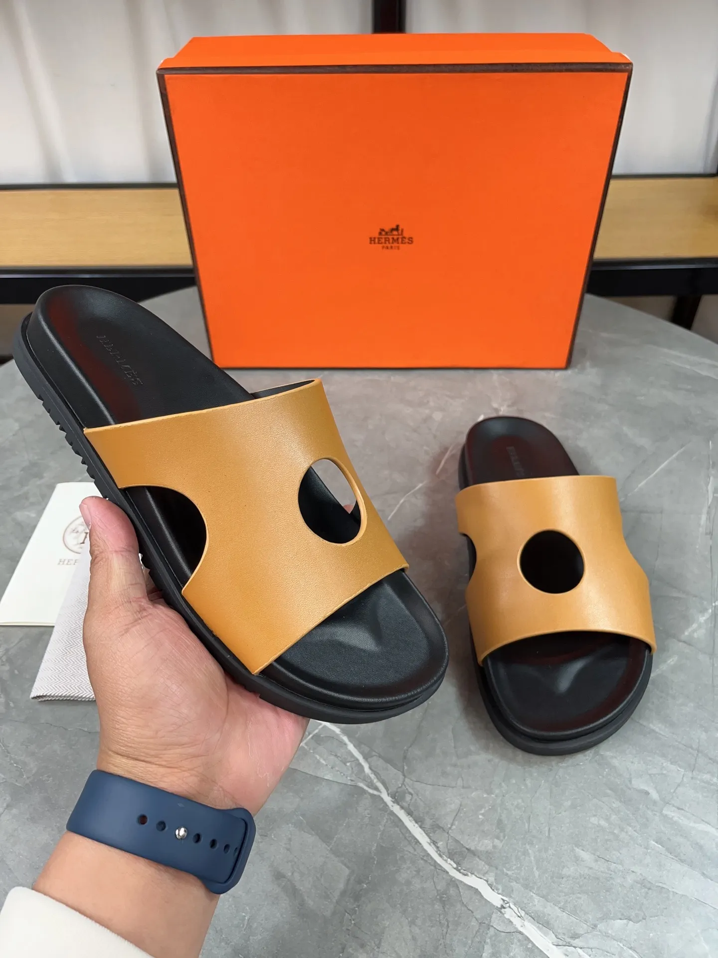 p400🐮🐮H family classic (couple style) Hermes Hermes spring and summer sandals series! Classic style, always popular slippers - sandals, great with any combination! ! ! Upper: imported PU inner lining: imported mixed sheepskin Outsole: Tpu non-slip and wear-resistant outsole Female size: 35-40 (customized at 41) Male size: 39-45 (customized at 39.45)